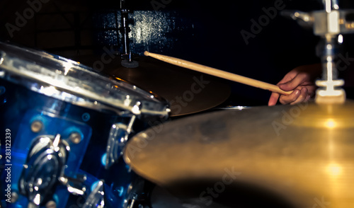 Fotografías dentro de estudio de grabación. Tomas de la batería, la percusión y el musico