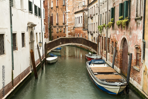 Narrow canal with boats in Venice © Björn Kristersson