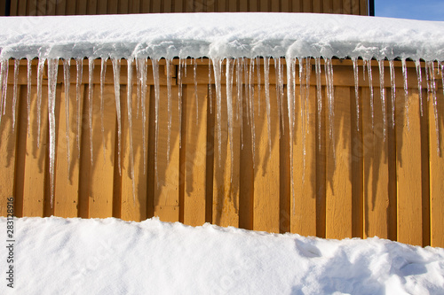 Carámbanos y nieve en una casa