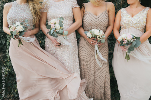 Fotografia bridesmaids holding wedding bouquets, tan dresses