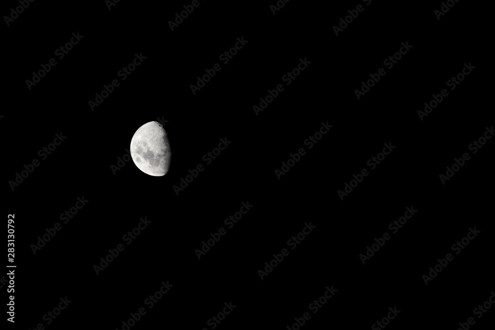 Vista de luna en cuarto creciente en el hemisferio sur Vista de luna en cuarto creciente en el hemisferio sur