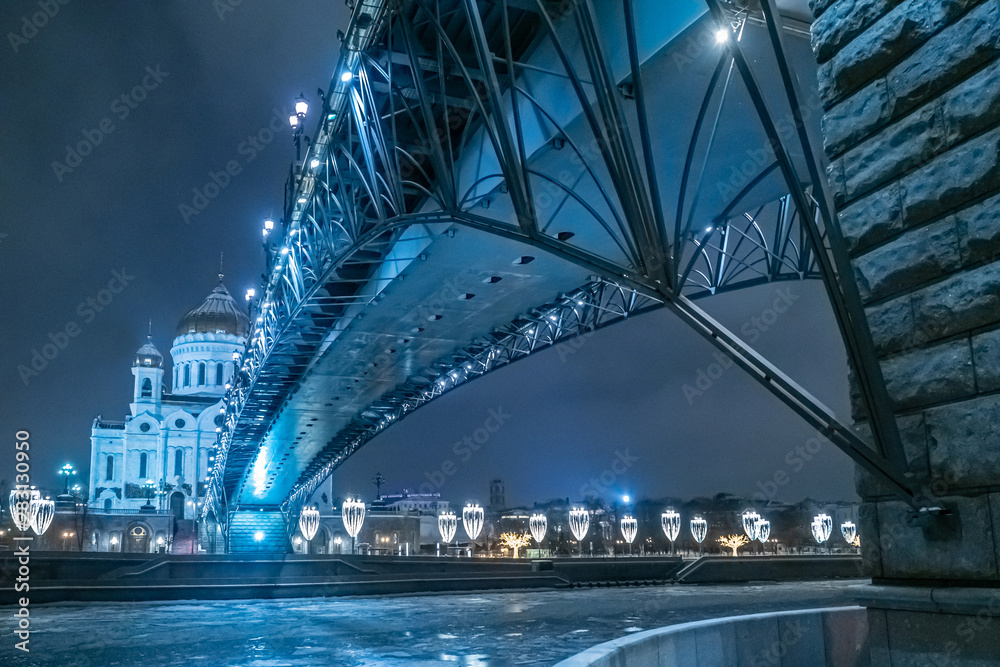 Obraz premium Christ the Savior Cathedral. church by the night river. Church on the waterfront. Bridges of Moscow.Embankment near the church.Russian Federation.Photos of the Cathedral of Christ the Savior at night.