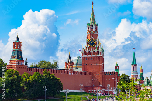 Fototapeta Naklejka Na Ścianę i Meble -  Spassky tower summer day. The walls of the Kremlin. The central square of Moscow. Moscow time. Red Square. The architecture of the capital of Russia. Krassnaya square in sunny weather. Kremlin Palace.
