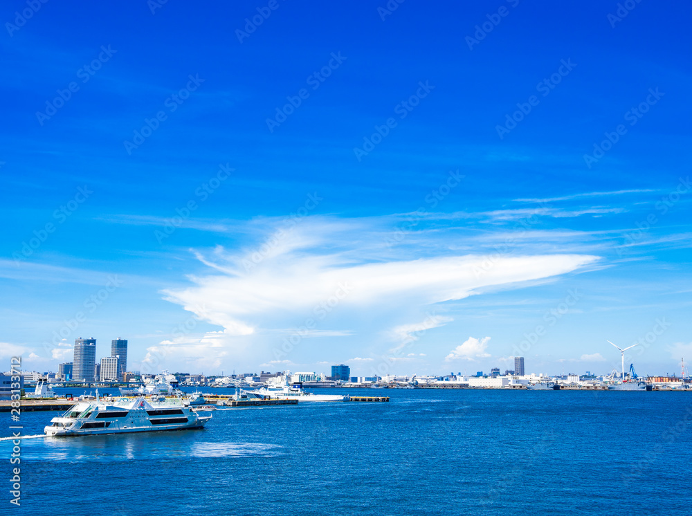 夏空が広がる横浜港	