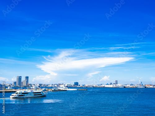 夏空が広がる横浜港  © oben901