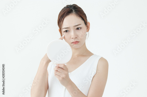 Konstfotografi 肌の悩み、鏡を持つ日本人女性