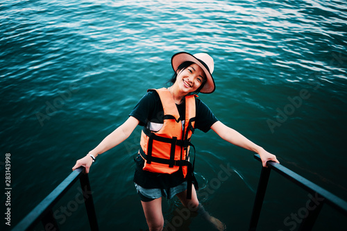 Cuadro en lienzo Asian woman is stepping backward to water