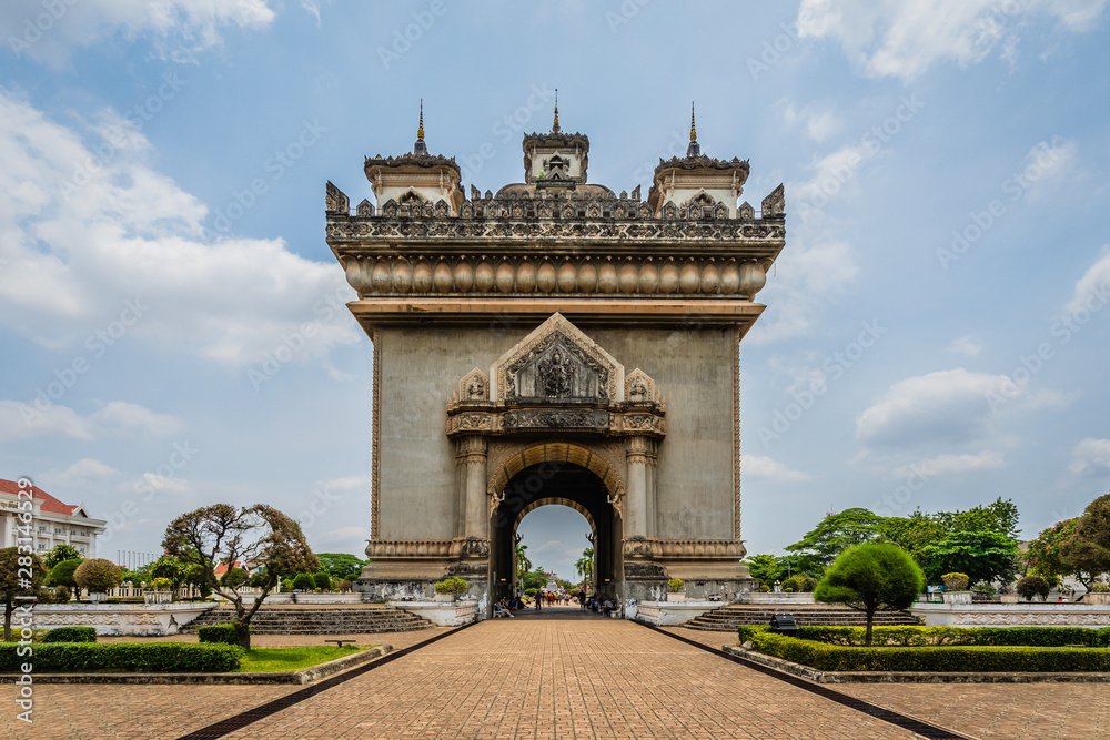 Obraz premium Patuxai Gate of Triumph, Vientiane, Laos Patuxai literally meaning `Gate of Triumph` is the famous landmark in Vientiane known by the French as Monument Aux Morts is a war monument.