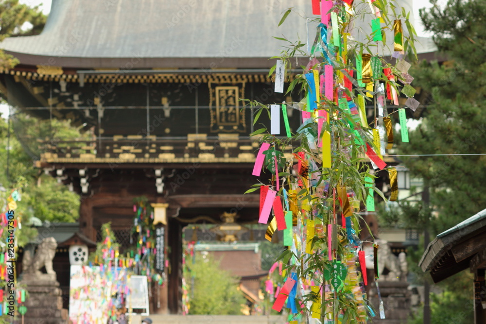 京都、北野天満宮の楼門と参道脇に飾られた七夕祭りの短冊