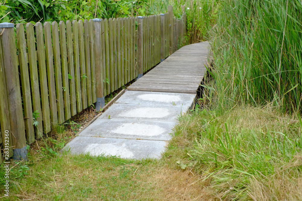 Betonbrücke über einen Graben