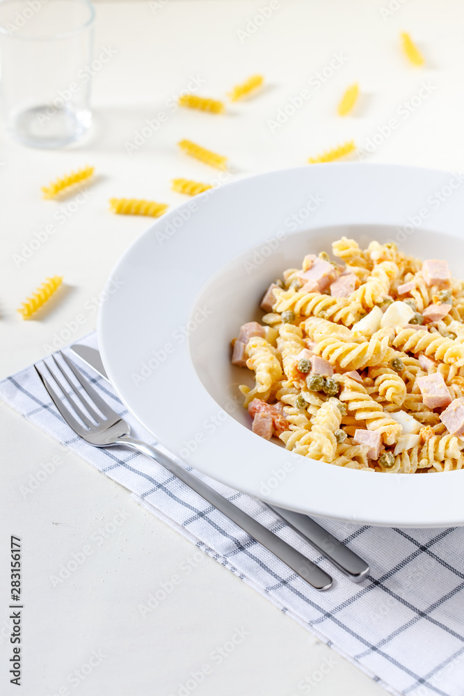 Nudelsalat mit Fleischwurst, Erbsen, Möhren und gekochtem Ei Nudelsalat mit Fleischwurst, Erbsen, Möhren und gekochtem Ei