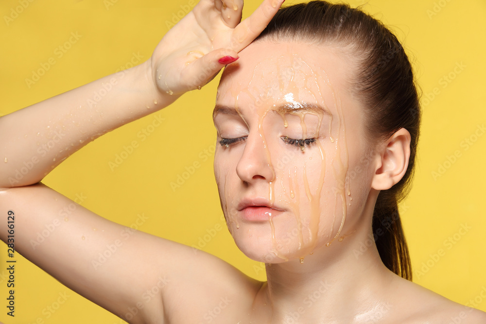 Naklejka premium Woman with honey on her face.