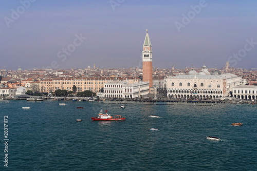 Ausblick vom Turm der Kirche San Giorgio Maggiore über die Lagune zur Punte della Dogana, Venedig, Venetien, Italien, Europa