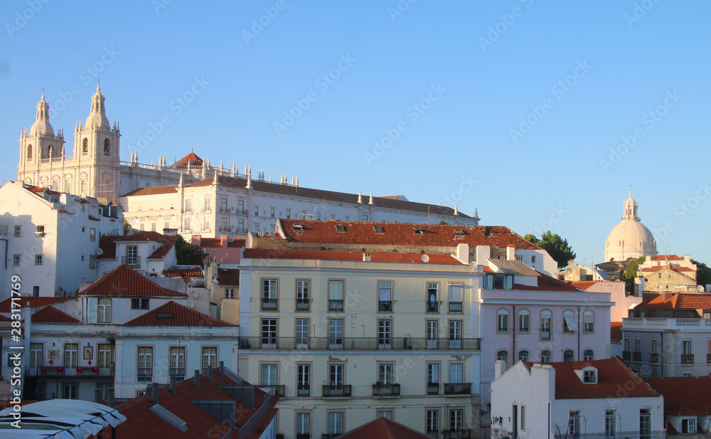Blick vom Miradouro de Santa Luzia auf Kloster Sao Vicente de Fora; Lissabon, Portugal
