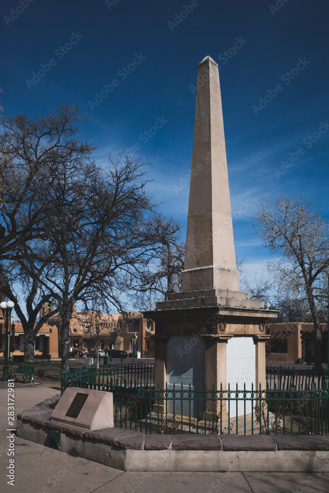 Obraz premium Obelisk w Santa Fe Plaza, Santa Fe, NM, USA