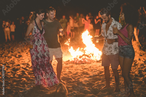 Happy friends drinking beer at beach music festival - Young people having fun summer vacation - Youth lifestyle, holidays and party concept - Soft focus on afro girl face