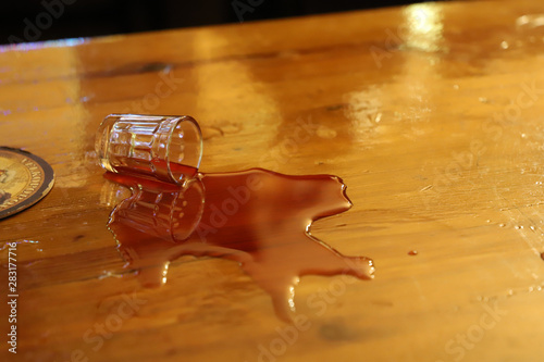 Obraz na plátne spilled alcohol - pub art
