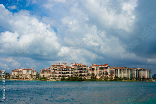 Vue des résidences de Miami depuis South Pointe Park au bord de l'eau © Maxime