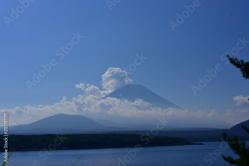 Billede på lærred Whenever I go by, Mt. Fuji is in the clouds