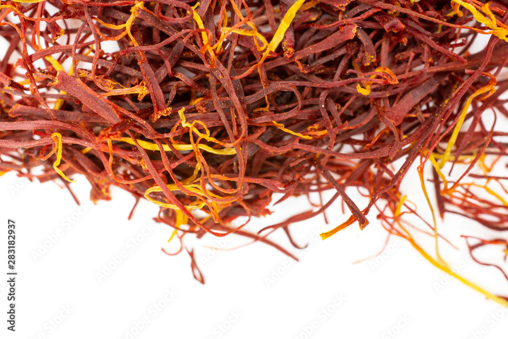 Naklejka premium Closeup of lot of whole dry shaffron thread flatlay isolated on white background