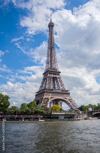 Eiffel tower in Paris, France © k_tatsiana