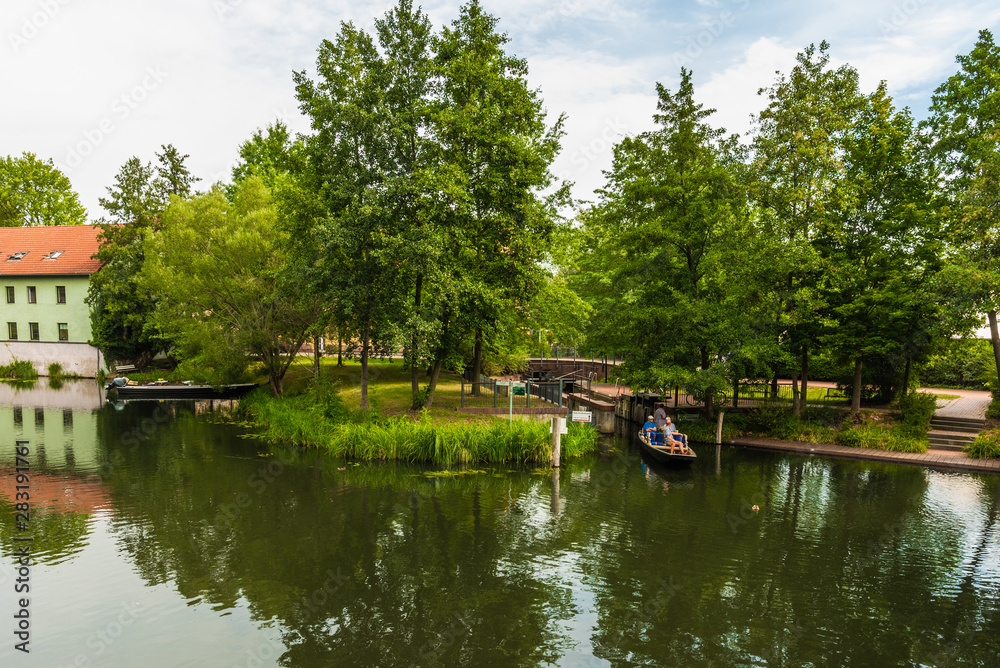 Die Spree an einer Schleuse in Lübben im Spreewald Die Spree an einer Schleuse in Lübben im Spreewald