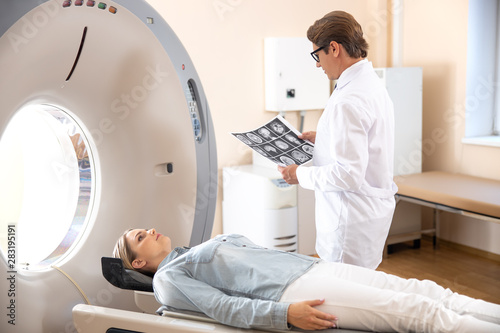 Foto Doctor analyzing results of computed tomography test