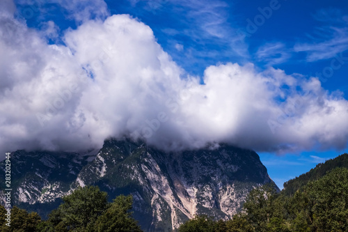 Berggipfel mit Wolken