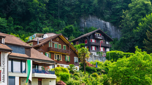 Foto Spectacular principal street of Lauterbrunnen with shops, hotels, terraces Bernese Oberland, Switzerland, Europe