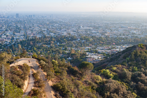 Fototapeta Overlooking walking  trail on Griffith park ,city of Los Angeles in the backgrou
