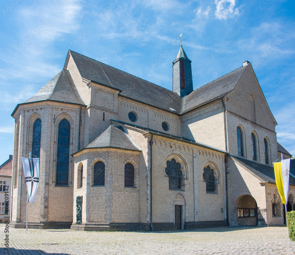 Fototapeta premium St. Suitbertus Bascilica on Stiftsplatz Kaiserswerth Düsseldorf