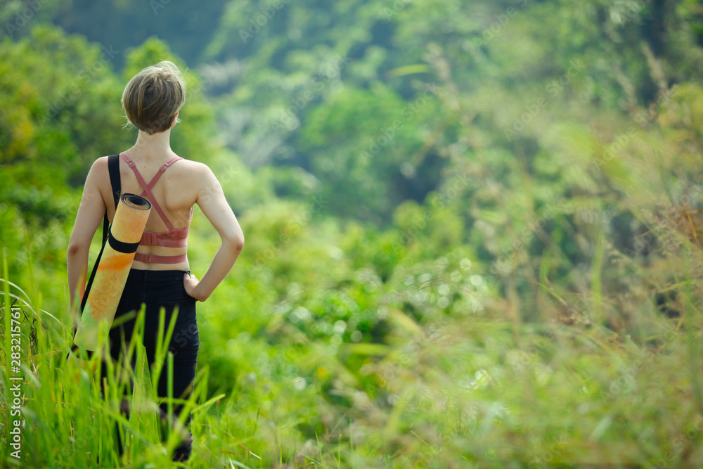 Obraz premium young woman in the field