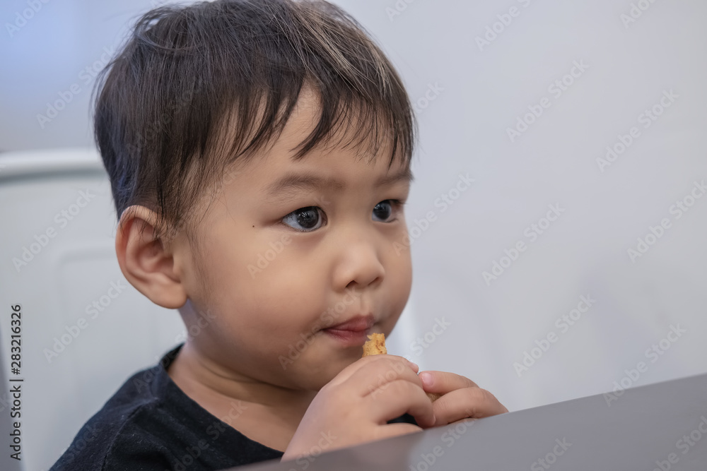Children are sitting to eat French fries at restaurants. Children are sitting to eat French fries at restaurants.