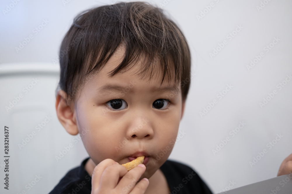 Children are sitting to eat French fries at restaurants. Children are sitting to eat French fries at restaurants.