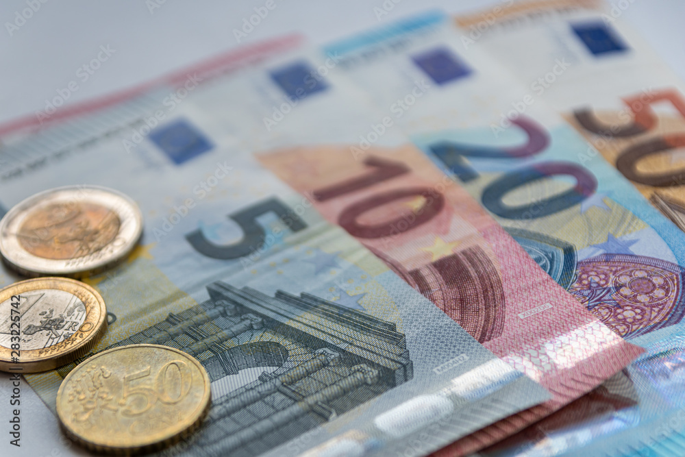 Europäisches Bargeld aus verschiedenen EURO-Geldscheinen und EURO-Münzen steht für die Finanzwelt, passives Einkommen, Nebenerwerb und Hartz IV