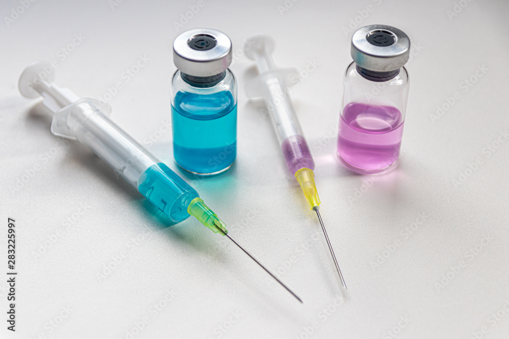 COVID-19: Mehrere Medikamente in kleinen Ampullen und mit aufgezogenen Spritzen stehen bereit zur Behandlung und Therapie eines kranken Patienten dank modernster Wissenschaft und Pharmazie COVID-19: Mehrere Medikamente in kleinen Ampullen und mit aufgezogenen Spritzen stehen bereit zur Behandlung und Therapie eines kranken Patienten dank modernster Wissenschaft und Pharmazie