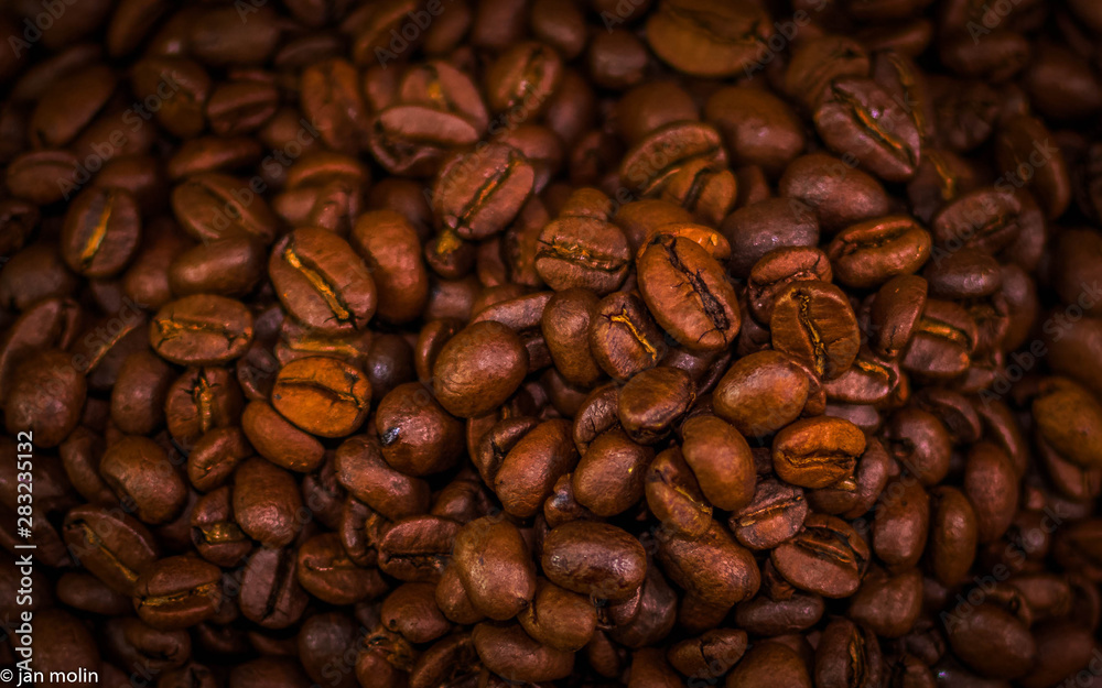 Naklejka premium whole roasted coffee beans