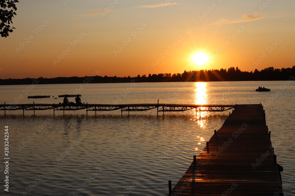 Zachód słońca jezioro