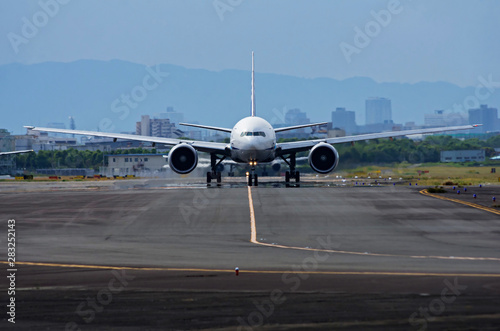 誘導路上のジェット旅客機