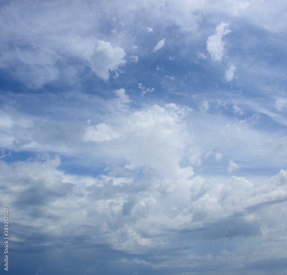 Hintergrund blauer Himmel mit Wolken - Schleierwolken - Wolkenbild