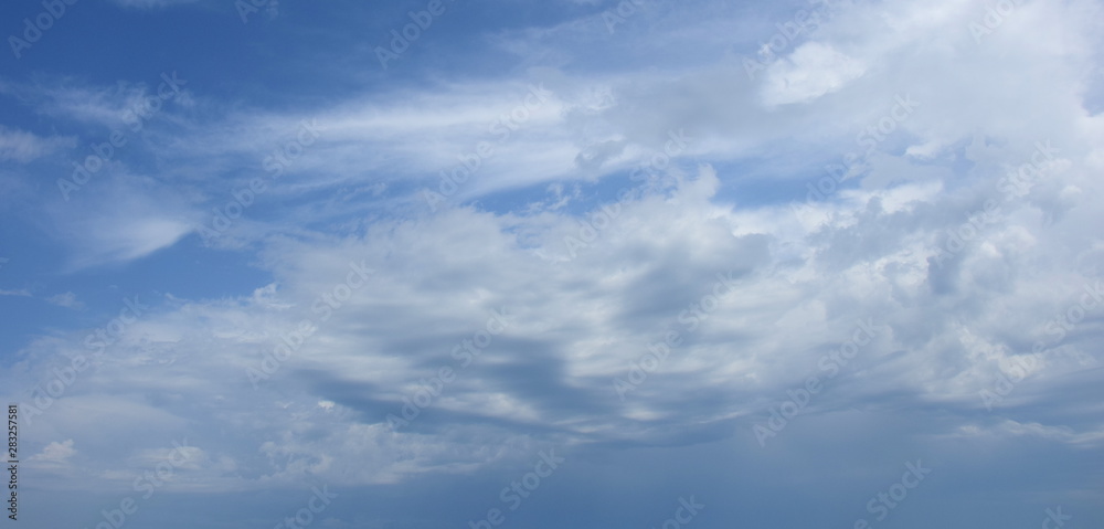Schleierwolken vor blauen Himmel - Hintergrund 
