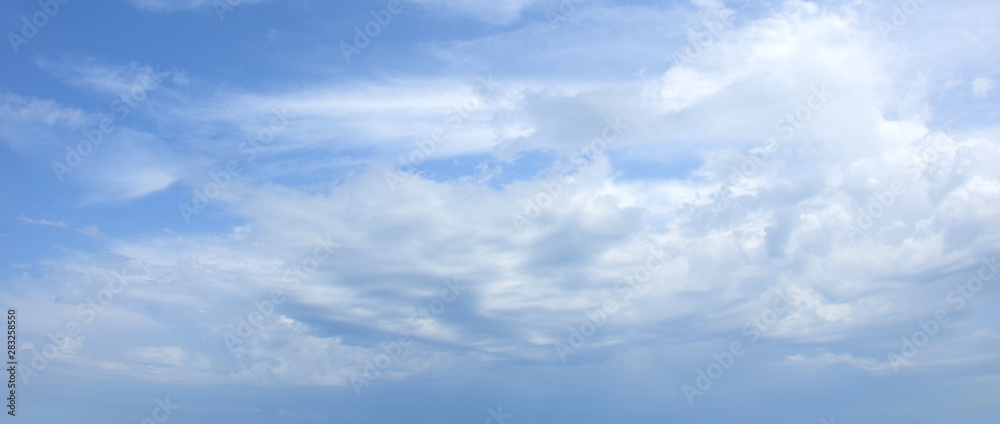 Blauer Himmel Hintergrund mit weißen Wolken