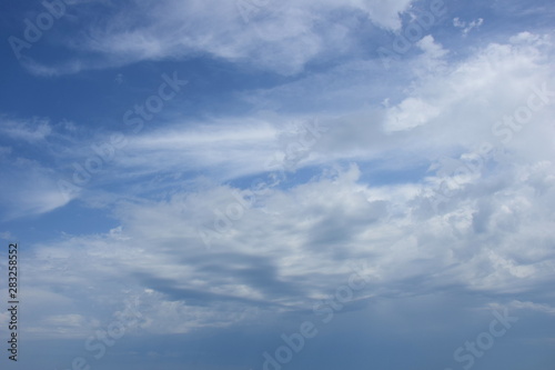 Fototapeta Naklejka Na Ścianę i Meble -  Hintergrund blauer Himmel mit Wolken - Schleierwolken - Wolkenbild