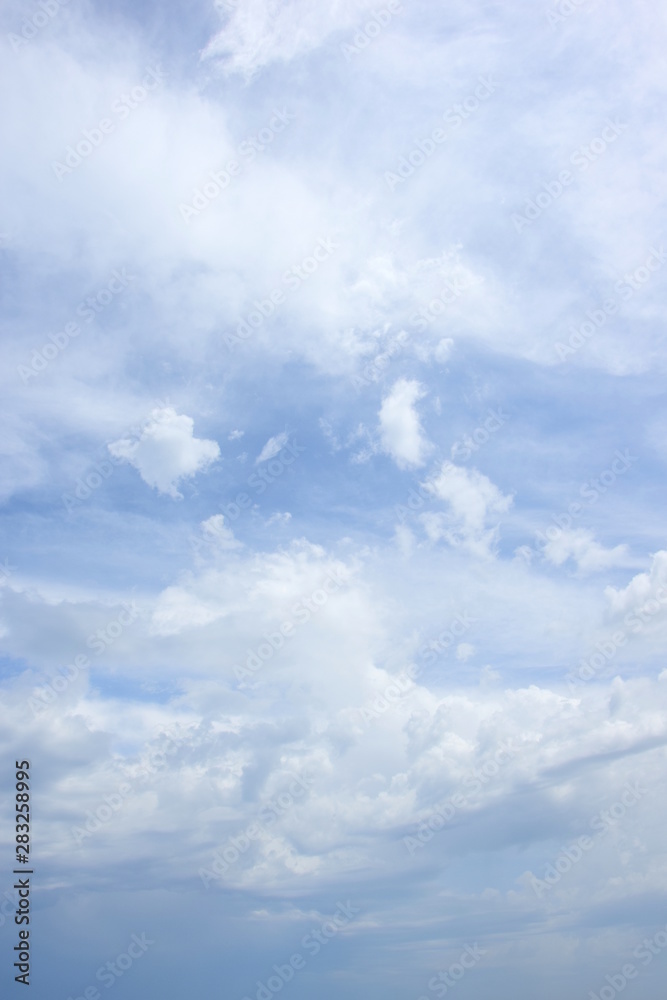 Naklejka premium Blauer Himmel Hintergrund mit weißen Wolken