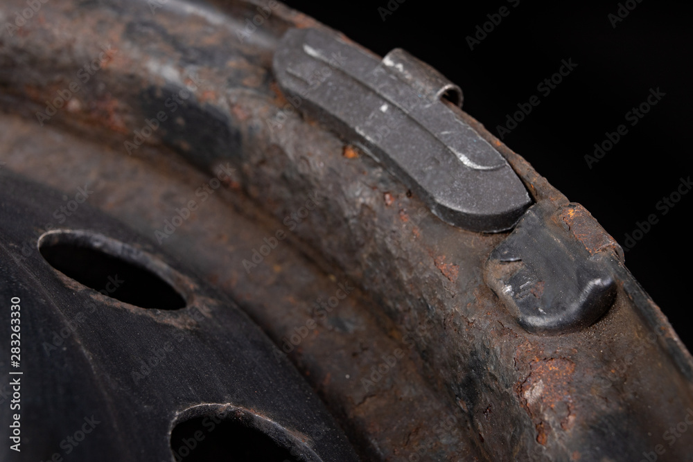 Lead weights on the rim. Accessories for the vulcanizer in the workshop. Lead weights on the rim. Accessories for the vulcanizer in the workshop.