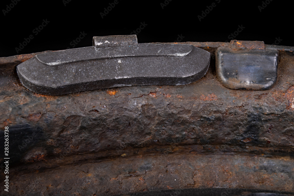 Lead weights on the rim. Accessories for the vulcanizer in the workshop. Lead weights on the rim. Accessories for the vulcanizer in the workshop.