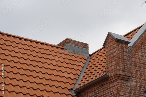 Schornstein auf einem Dach mit Ziegeln