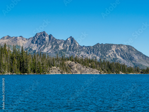 Fototapeta Naklejka Na Ścianę i Meble -  Lake in North Cascade Mountains