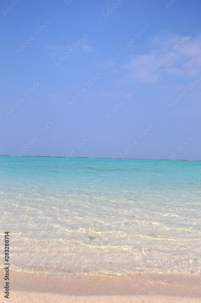 沖縄の瑠璃色の海