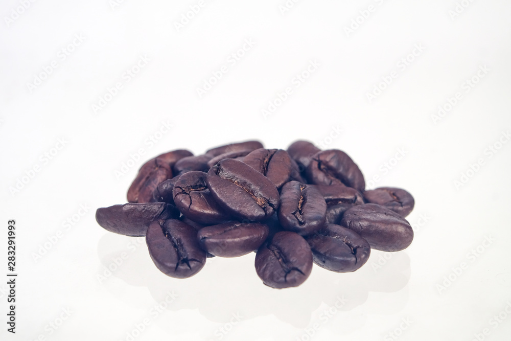 Obraz premium Fresh roasted beans on white background.